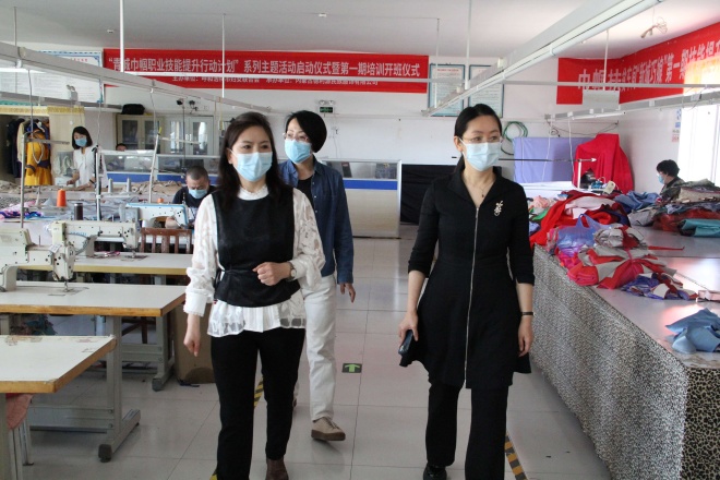 呼市總工會(huì)黨組成員、副主席云娜帶領(lǐng)調(diào)研組深入“德利源”公司開展調(diào)研